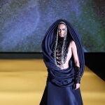 Nieves Álvarez desfilando para Stephane Rolland.