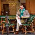 El novelista sentado en una terraza de París