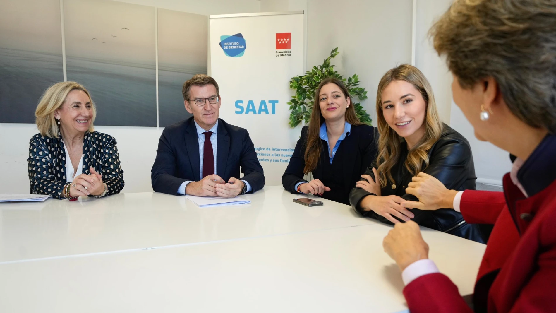 El líder del PP, Alberto Nuñez Feijóo, junto a Ester Muñoz y Noelia Núñez en el centro Servicio de Atención en Adicciones Tecnológicas de la Comunidad de Madrid.