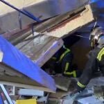 Cinco trabajadores heridos, tres de ellos atrapados, al derrumbarse una nave logística en Pinto