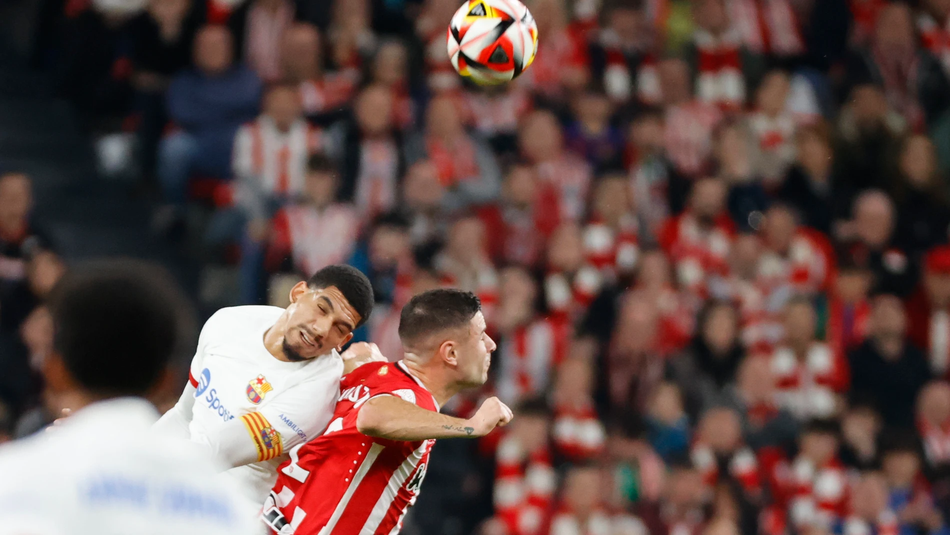 BILBAO, 24/01/2024.- El defensa del Athletic Yuri Berchiche (d) lucha con el uruguayo Ronald Araújo, del FC Barcelona, durante el partido de los cuartos de final de la Copa del Rey de fútbol que Athletic Club y FC Barcelona disputan este miércoles en el estadio de San Mamés. EFE/Luis Tejido