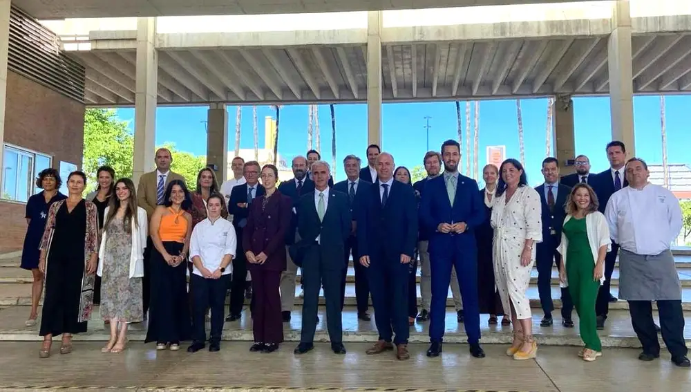 Equipo directivo y profesionales de la Escuela Superior de Hostelería de Sevilla