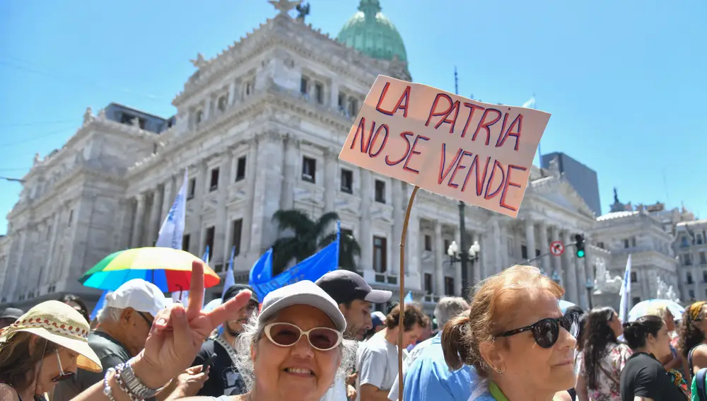 Sindicatos argentinos "seguirán la lucha" para que caigan reformas planteadas por Milei