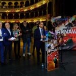 El director general de RTVA, Juande Mellado, con el equipo de Carnaval Sur a sus espaldas