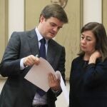 El letrado mayor del Congreso, Fernando Galindo, conversa con la presidenta de la Cámara, Francina Armengol, en el Congreso. 