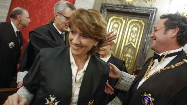 El fiscal general del Estado, Álvaro García Ortiz (d), es felicitado tras tomar posesión de su cargo después de ser reelegido, ante la fiscal Dolores Delgado, en un acto celebrado este miércoles en la sede del Tribunal Supremo de Madrid. 