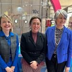 la consejera González Corral se ha reunido en Fitur con la directora general de OUIGO España, Hélène Valenzuela, y la directora de Asesoría Jurídica, Patricia Miranda,