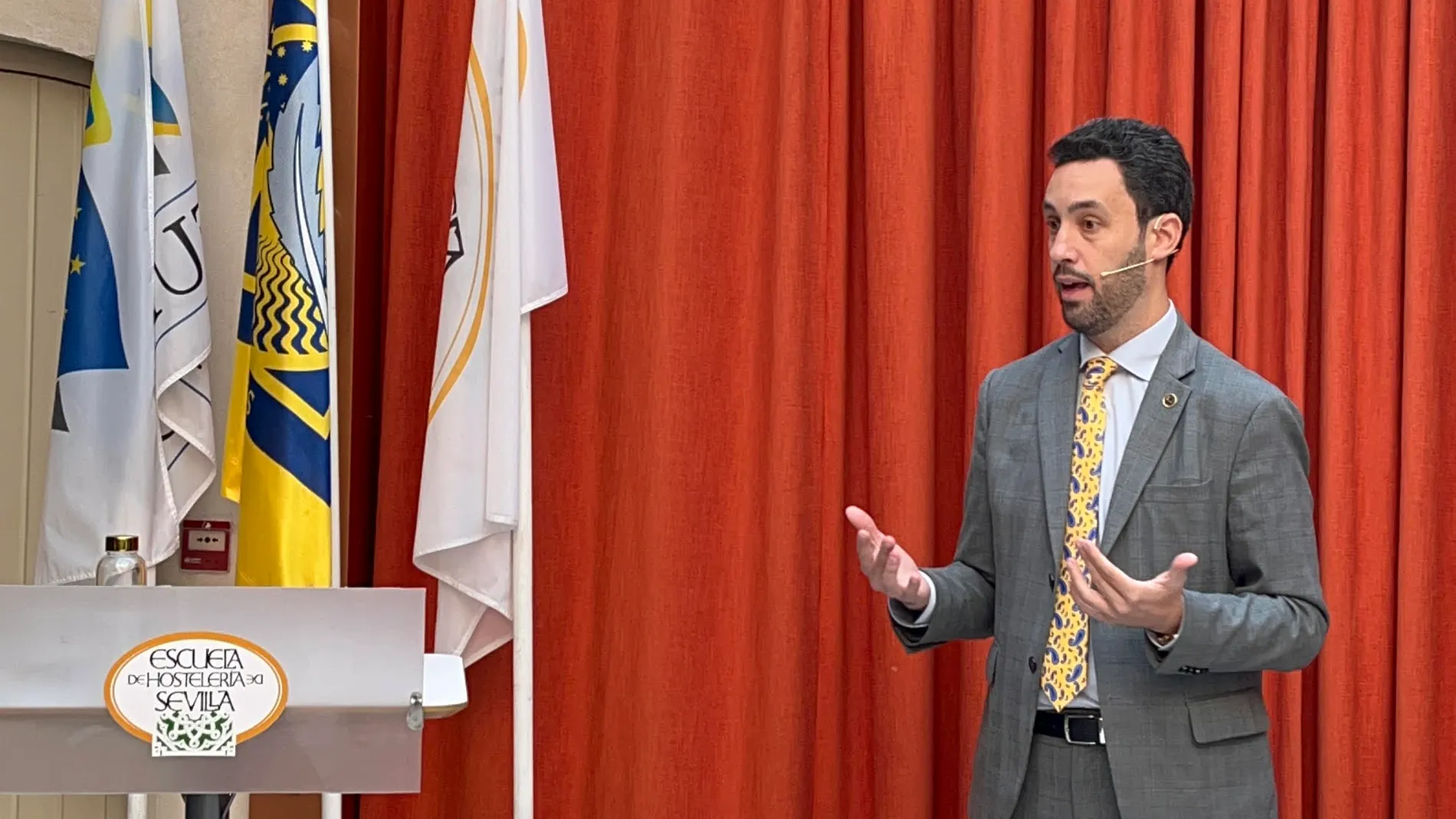 Iñaki Echeveste, director de la Escuela Superior de Hostelería de Sevilla, durante una conferencia