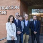El Centro de Investigación del Cáncer (CIC) de Salamanca presenta a su nuevo director científico, Xosé Bustelo, y a su equipo. En la imagen (de I a D) María Sacristán; Xosé Bustelo; David Santamaría; Eugenio Santos (director saliente) y Alberto Orfao