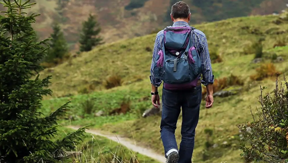Un senderista caminando por la comarca del Valle