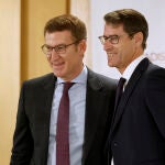 El líder del PP, Alberto Núñez Feijóo, presenta al presidente de La Rioja, Gonzalo Capellán, en un desayuno informativo