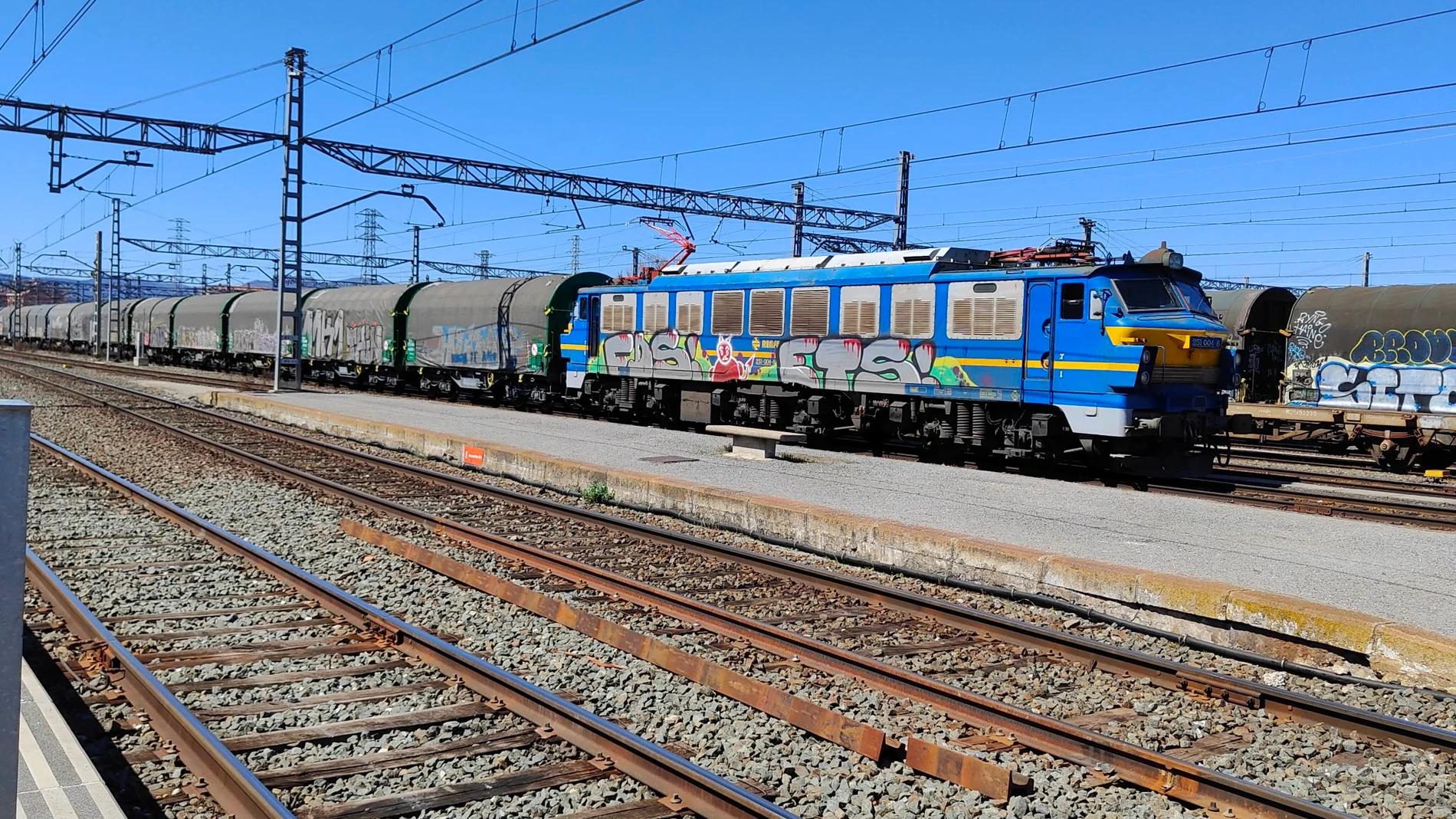 Detenido el autor de 24 grafitis en trenes de Burgos, con daños valorados en 143.000 euros