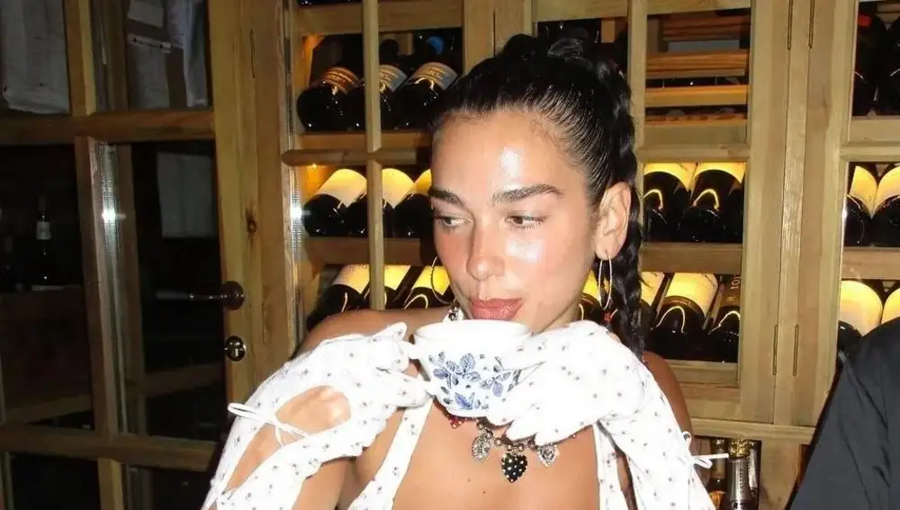 Dua Lipa con un diseño de Alejandre, una de las firmas candidatas al premio Allianz EGO Confidence in Fashion de la MBFW