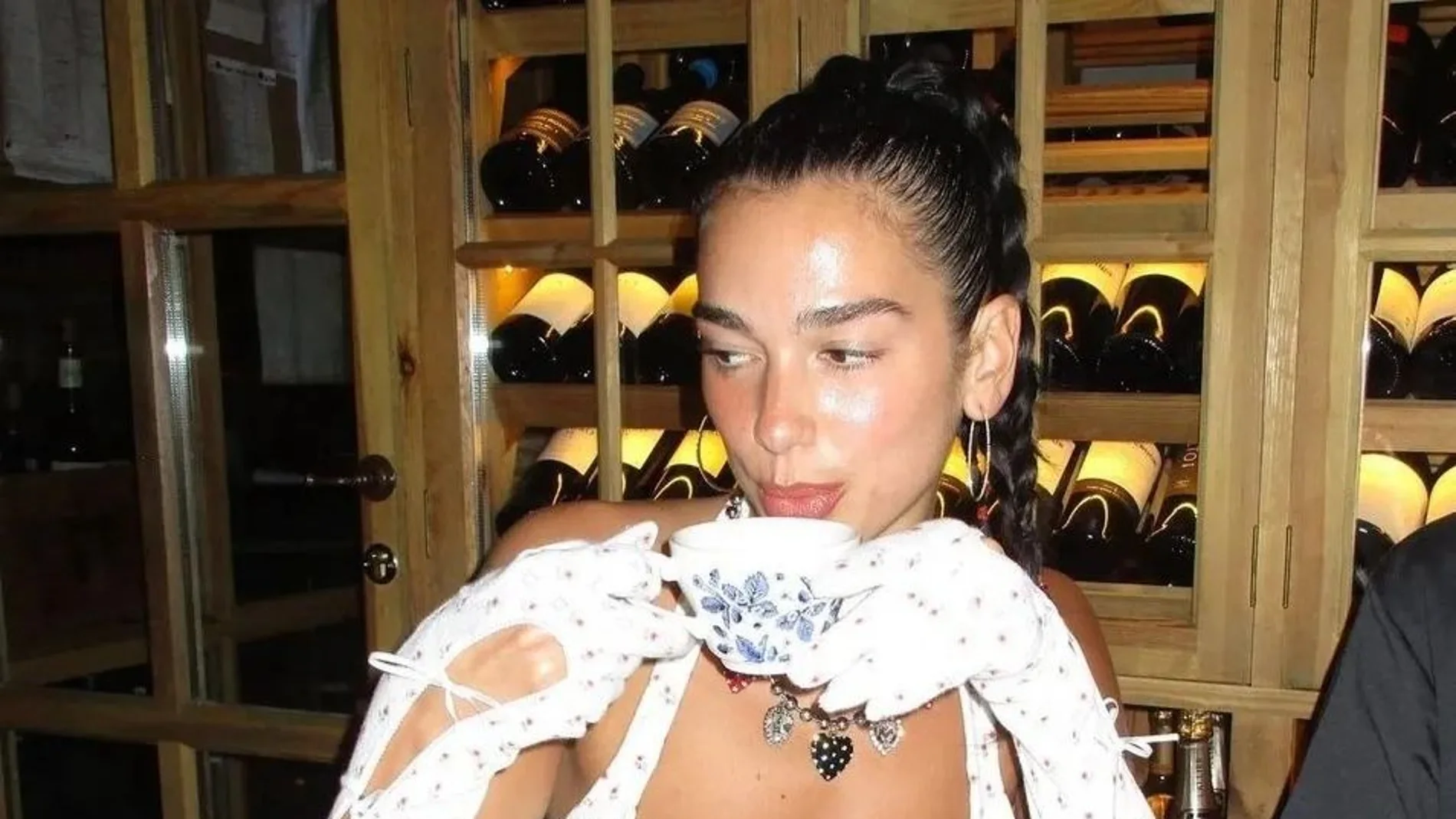 Dua Lipa con un diseño de Alejandre, una de las firmas candidatas al premio Allianz EGO Confidence in Fashion de la MBFW