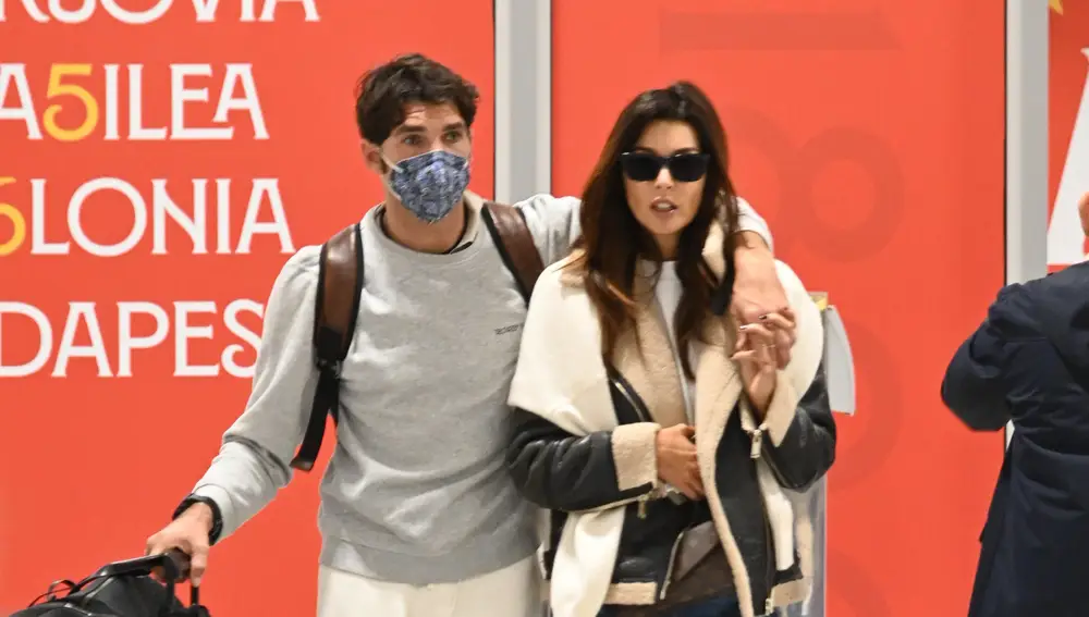 Cayetano Rivera y María Cerqueira en el aeropuerto de Sevilla