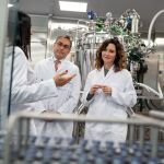 Visita Isabel Díaz Ayuso a la planta de Pfizer de San Sebastián de los Reyes