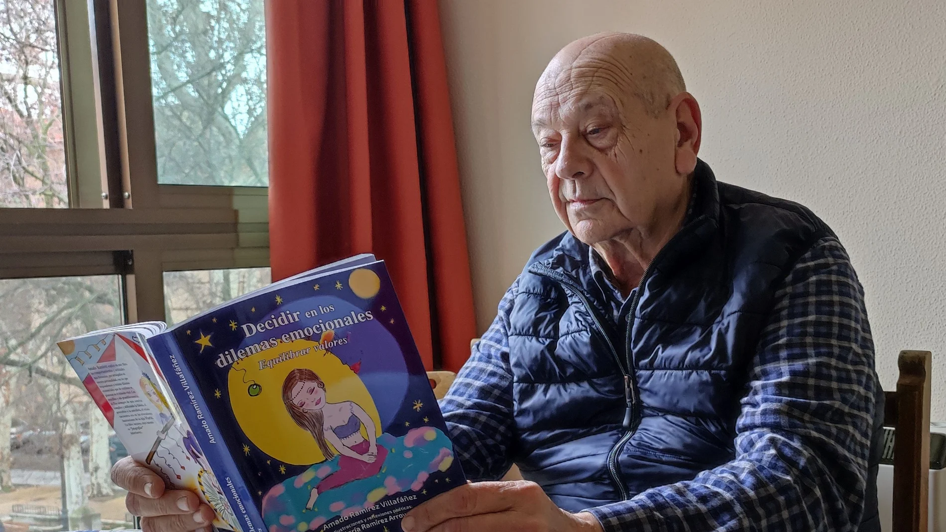 El psicólogo clínico, Amado Ramírez, lee un pasaje de su último libro "Decidir dilemas emocionales. Equilibrar valores"