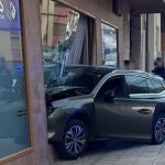 Imagen del vehículo empotrado con el local en Zamora