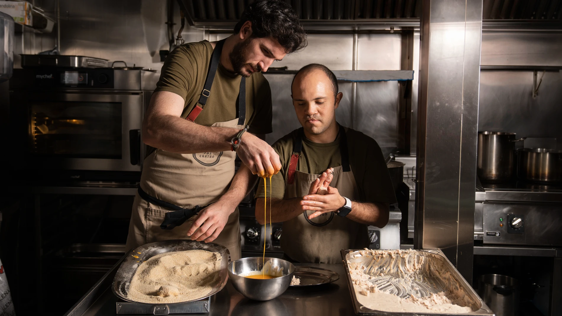 Alex Marugan prepara croquetas en Tres por Cuatro