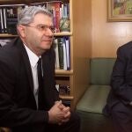El primer ministro electo Ariel Sharon (dcha.) se reúne con el presidente del Tribunal Supremo de Israel, Aharon Barak, en Jerusalén el 5 de marzo de 2001