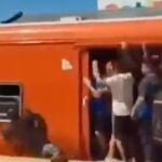 Un hombre borracho cae a las vías del tren y se salva milagrosamente