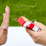 Es fundamental fijar una fecha concreta para dejar de fumar y comprometerse a seguir adelante. Esto proporciona un objetivo claro y un punto de partida para el proceso de abandono.