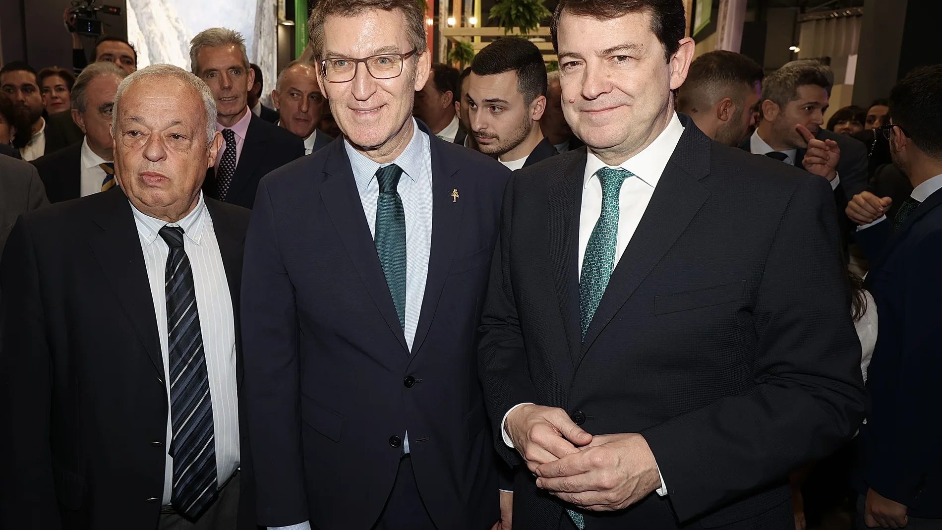 Mañueco junto a Feijóo y Santona en Fitur