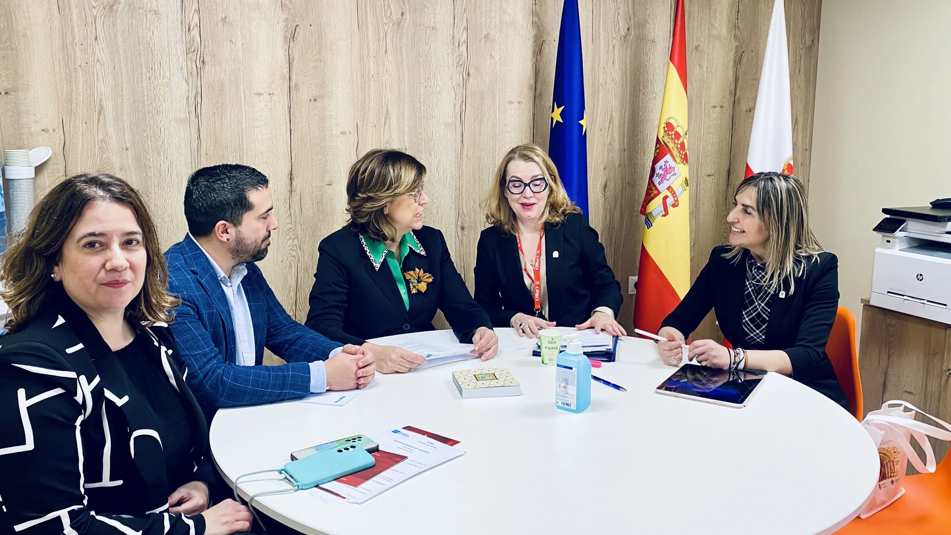 La presidenta de la Diputación de Palencia, Ángeles Armisén y el responsable de Turismo, Francisco Pérez, se han reunido con la consejera de Cultura, Turismo y Deporte del Gobierno de Cantabria, Eva Guillermina Fernández y la directora de la Fundación Camino Lebaniego, Pilar Gómez Bahamonde,