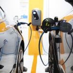 Coches eléctricos recargando las baterías.