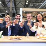 Feijóo visita el stand de la Región en Fitur donde se han tomado un asiático 