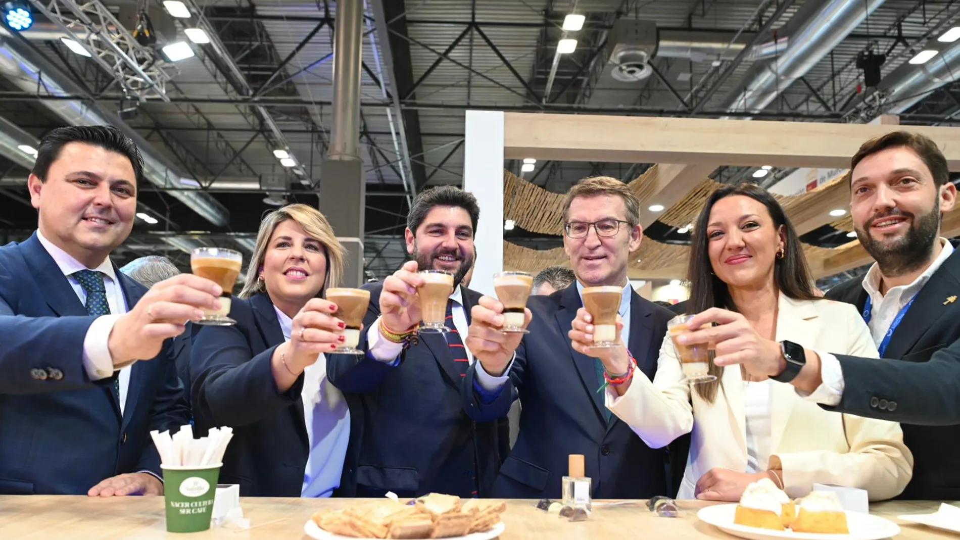 Feijóo visita el stand de la Región en Fitur donde se han tomado un asiático