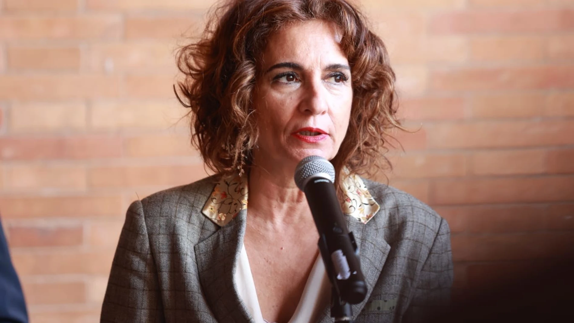 La vicepresidenta primera y ministra de Hacienda, María Jesús Montero, este viernes en declaraciones a los medios en Sevilla. ROCÍO RUZ/EUROPA PRESS 26/01/2024