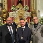 Los tenientes de alcalde de Fiestas, David Calleja, y Gran Ciudad, Javier Bello, de El Puerto de Santa María, junto a Francisco Ullén, la persona que ha detentado el cargo de presidente de la Agrupación Parroquial del Prendimiento. AYUNTAMIENTO DE EL PUERTO