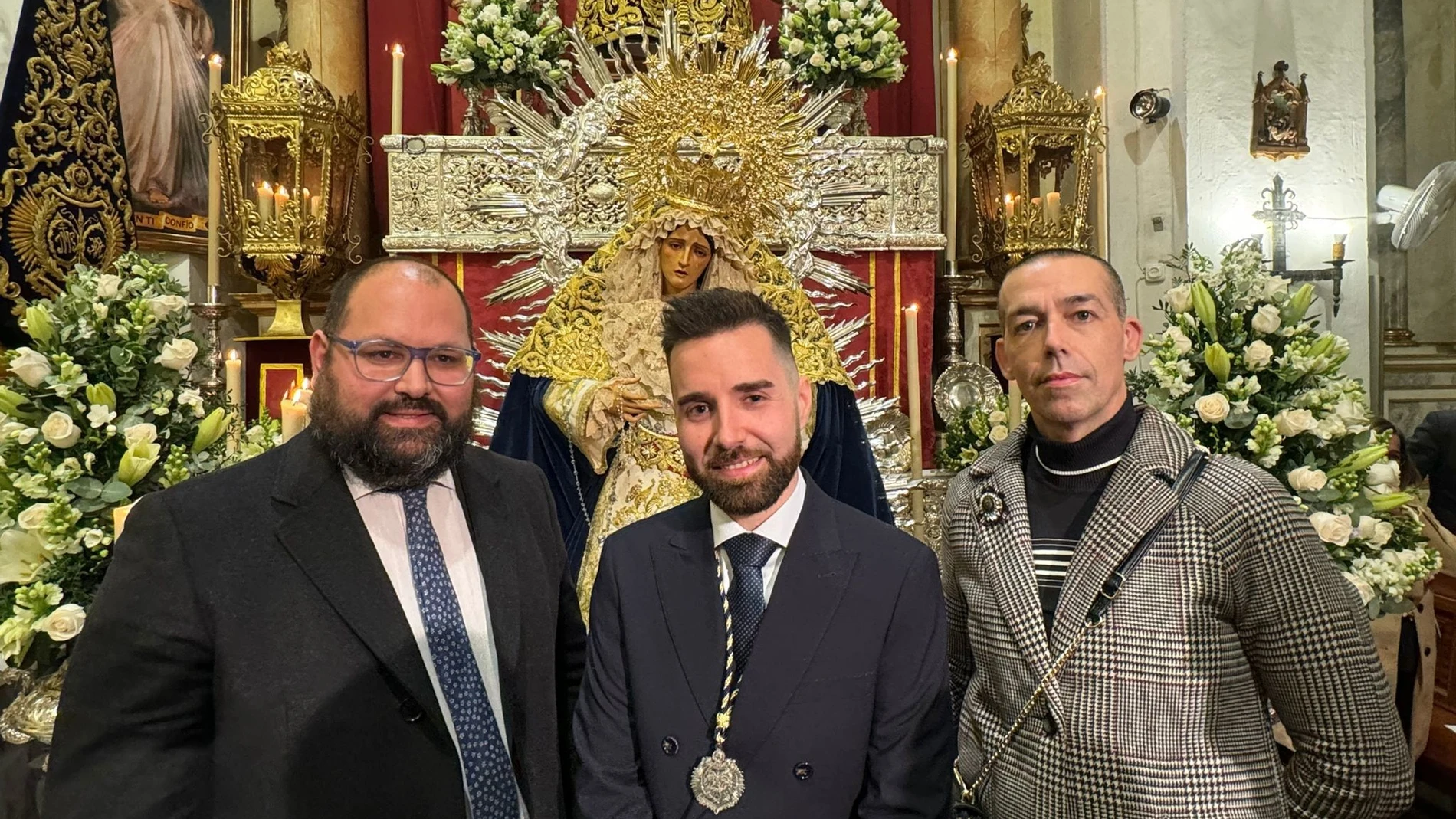 Los tenientes de alcalde de Fiestas, David Calleja, y Gran Ciudad, Javier Bello, de El Puerto de Santa María, junto a Francisco Ullén, la persona que ha detentado el cargo de presidente de la Agrupación Parroquial del Prendimiento.AYUNTAMIENTO DE EL PUERTO27/01/2024