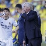 Ancelotti da instrucciones en el partido ante Las Palmas