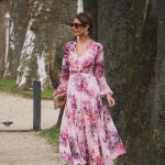Pilar de Arce con vestido floral