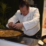 Kike Peris elaborando el arroz con pollo, boletus y trufa de El Toro
