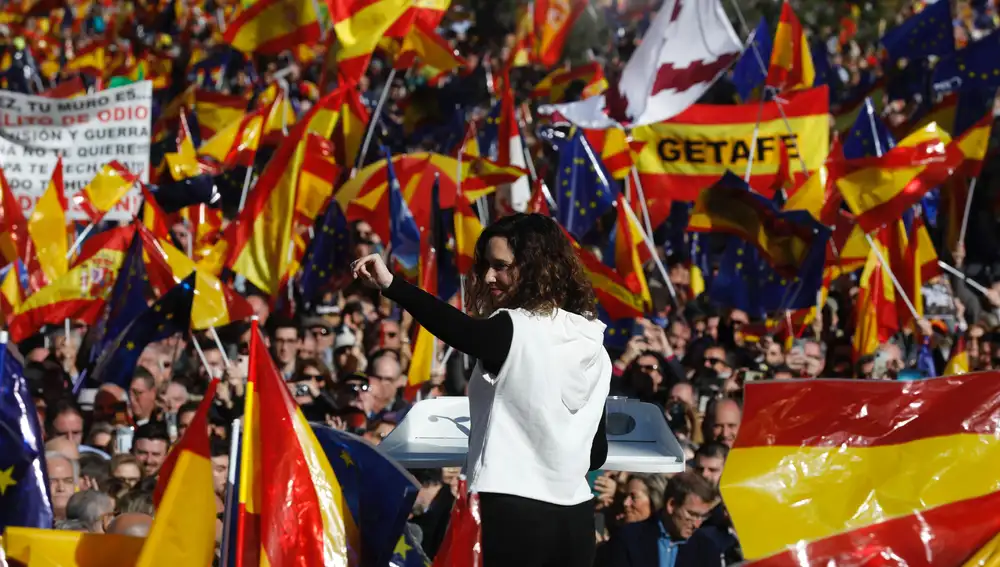 La presidenta de Madrid, Isabel Díaz Ayuso, durante su intervención en la manifestación contra la amnistía