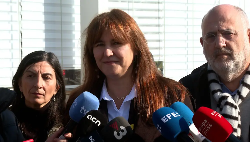 La presidenta de Junts, Laura Borràs, en declaraciones a los periodistas en Igualada (Barcelona)