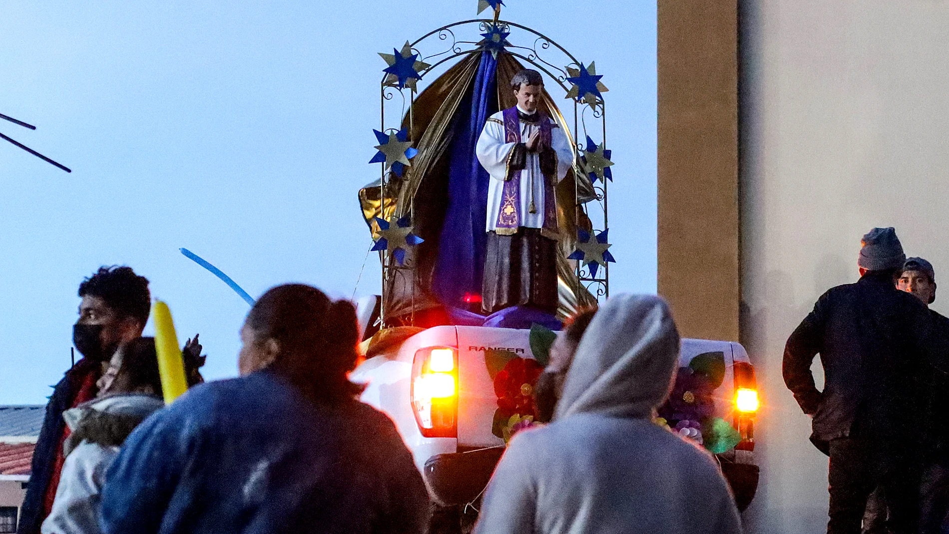 MEX7065. TIJUANA (MÉXICO), 28/01/2024.- Vista hoy de una imagen de San Juan Bosco, durante las celebraciones religiosas por su día en la ciudad de Tijuana (México). La congregación religiosa Salesiano celebró este fin de semana el Día de San Juan Bosco en conmemoración del aniversario de su fallecimiento, que ocurrió el 31 de enero de 1888, en la fronteriza ciudad de Tijuana, en la que madres, adultos y niñas y niños migrantes tuvieron una participación importante. EFE/Joebeth Terríquez