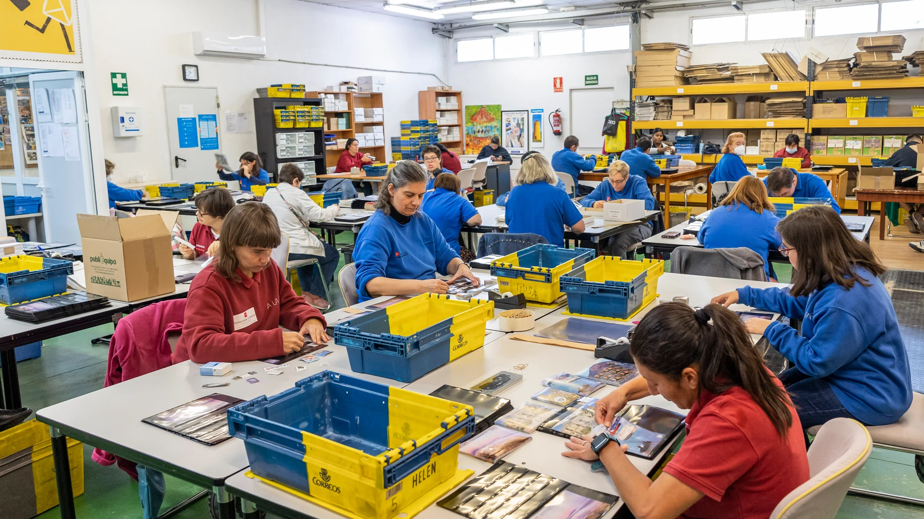 Personas con discapacidad trabajan en el taller de manipulados filatélicos para Correosde la fundación A LA PAR