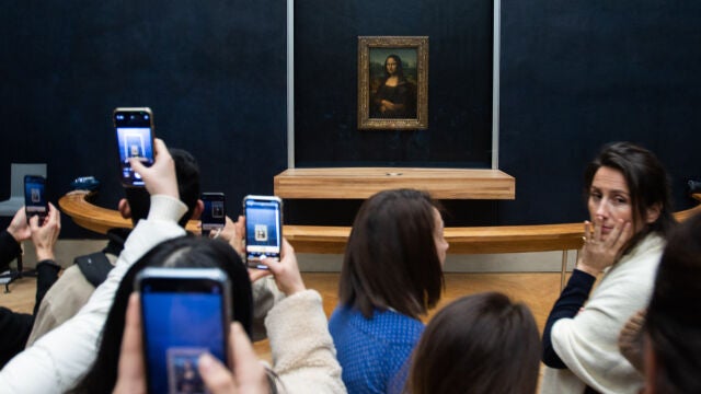Activistas alimentarias arrojan sopa contra la protección de cristal de 'La Gioconda' en el Museo del Louvre