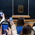 Activistas alimentarias arrojan sopa contra la protección de cristal de 'La Gioconda' en el Museo del Louvre