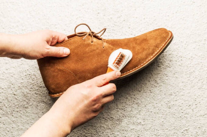 Cepillando unos zapatos