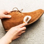 Cepillando unos zapatos