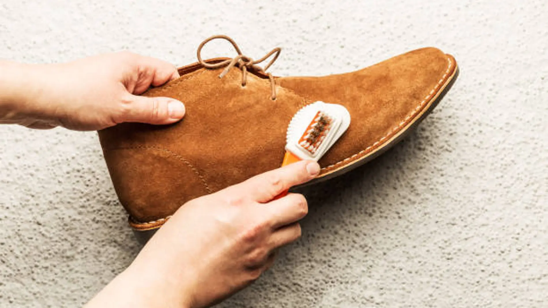 Cepillando unos zapatos