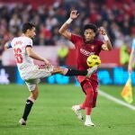 Jesús Navas y Mojica disputan una pelota