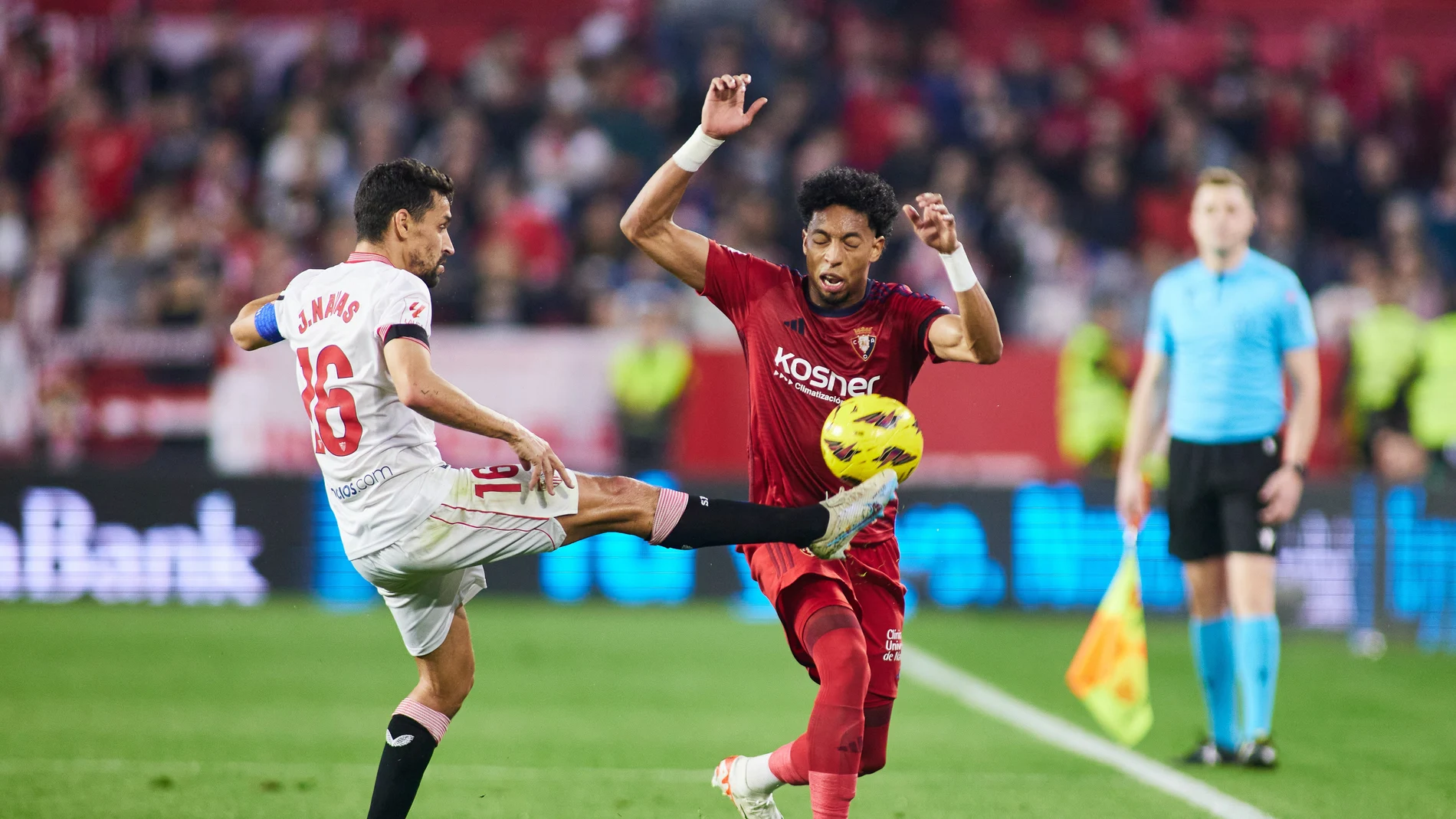 Jesús Navas y Mojica disputan una pelota