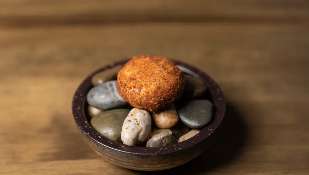 Alex Marugán prepara croquetas en Tres por Cuatro.