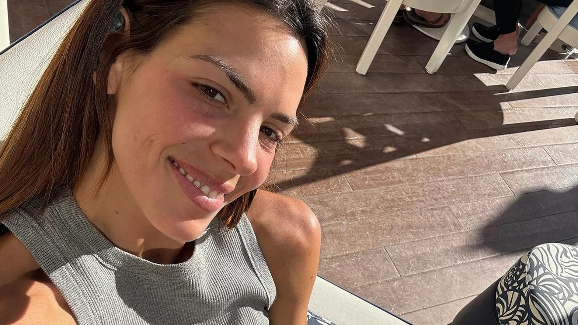 Los tank tops son un imprescindible en los looks más básicos
